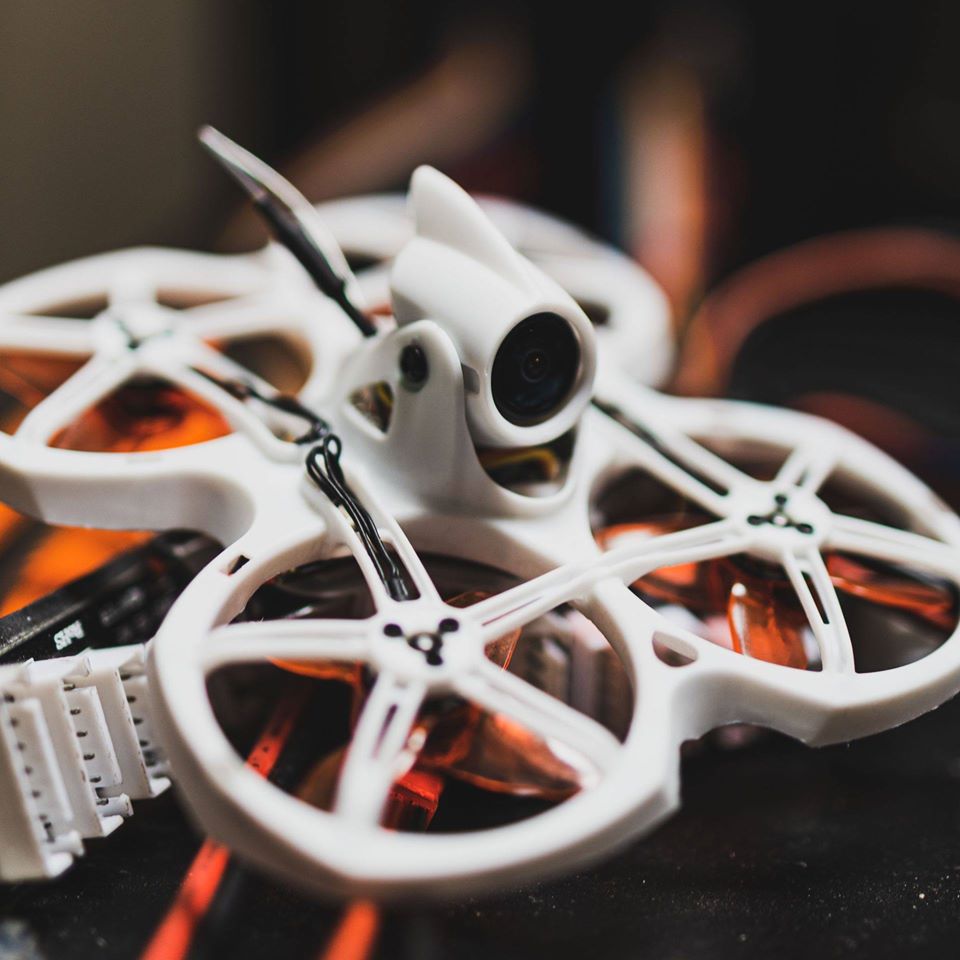 طقم الطائرة بدون طيار للسباق م - مراجعة Drone Battery Charger وسعره